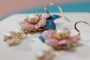 peach rhythm blue leaf pearl pendant