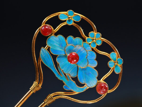 hairpin with a peony in tourmaline