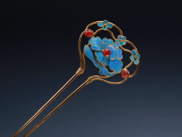 hairpin with a peony in tourmaline