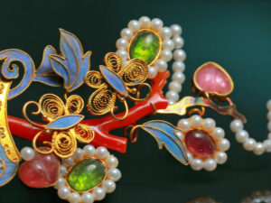 head ornament with gold filigree "duobao"design
