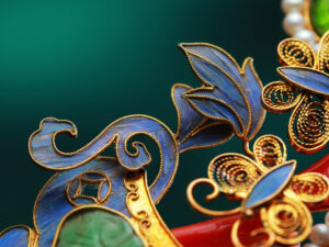 head ornament with gold filigree "duobao"design