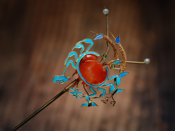 hairpin decorated with a gold filigree crab