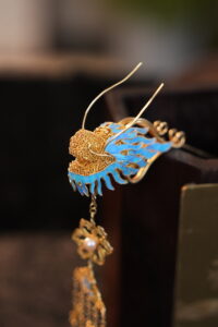 gem encrusted walking dragon step shake hairpin