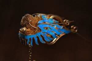 gem encrusted walking dragon step shake hairpin