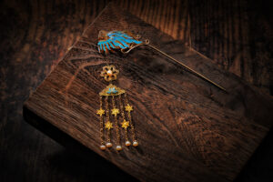 gem encrusted walking dragon step shake hairpin